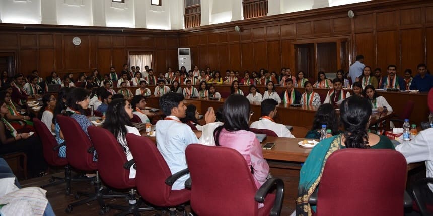 DU awards UG, PG interns (Image Source: Official Press Release)