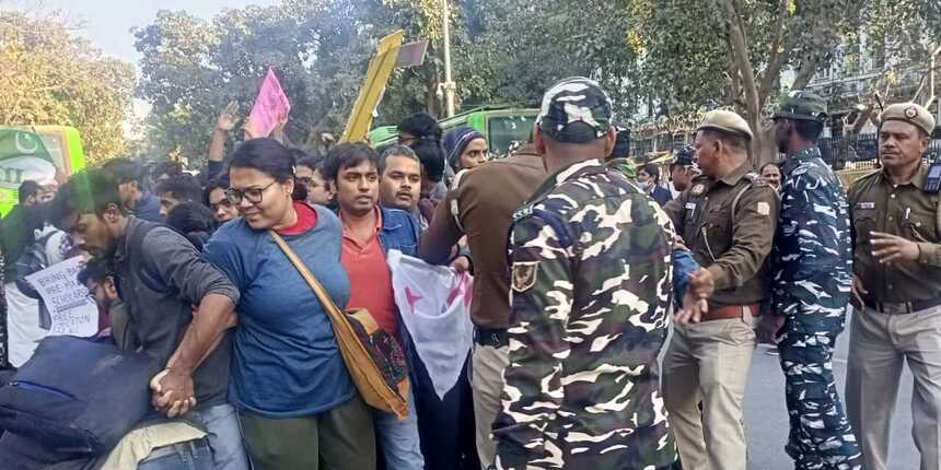 Student unions protest outside Thane college after video showing thrashing of NCC cadets sparks outrage (Image Source: Careers360)