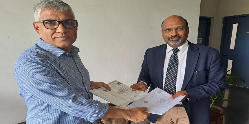 The agreement was signed by Kulbhooshan Balooni, director of the IIM Kashipur, and Umesh Gupta, senior director at Max Healthcare. (Image: Press Release)