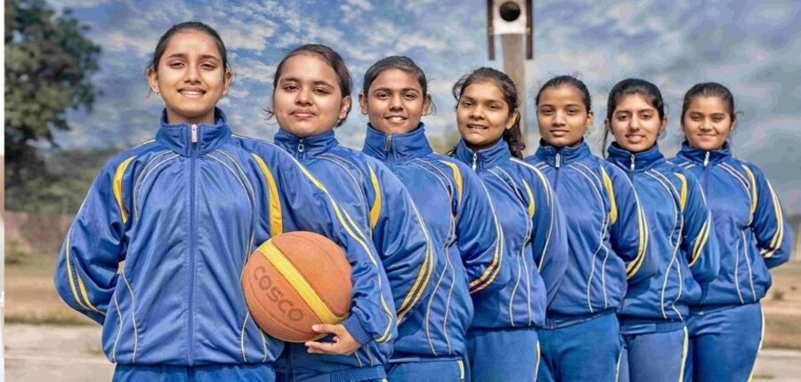 वृंदावन में बालिकाओं के लिए पहले पूर्ण सैनिक स्कूल संविद गुरुकुलम सैनिक स्कूल का शुभारंभ किया गया है। (आधिकारिक वेबसाइट)