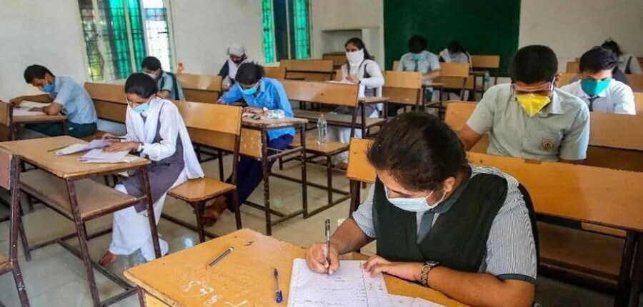 पिछले साल कक्षा 10वीं, 12वीं की वार्षिक परीक्षा के लिए कुल 55 लाख से अधिक छात्रों ने पंजीकरण कराया था। (इमेज-पीटीआई)