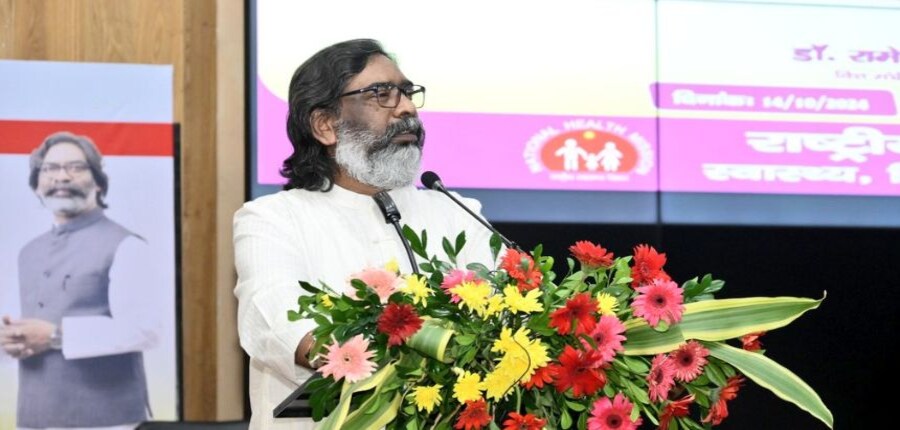 सीएम हेमंत सोरेन ने 498 CHO का नियुक्त पत्र वितरित किया। (स्त्रोत-आधिकारिक 'एक्स'/@HemantSoren)