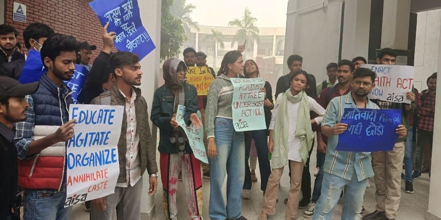 Students protesting against the principal at Shaheed Bhagat Singh College, Delhi University (Image: AISA)