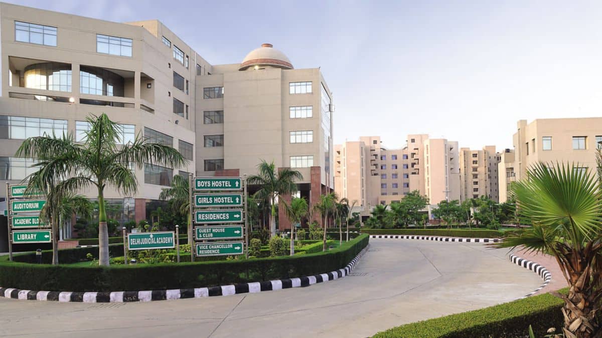 बीए एलएलबी ऑनर्स और एलएलएम कार्यक्रमों में 10 सीटें एनआरआई के लिए आरक्षित हैं।