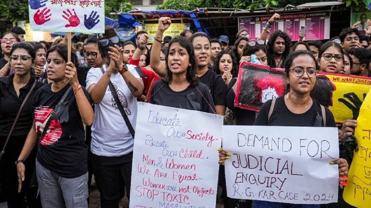 Abhaya Mancha and the Joint Platform of Doctors continued their protest at Dorina Crossing in central Kolkata’s Esplanade area. (Image:  X/ @ArunAj031727)