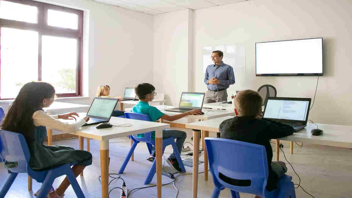 IIM Bangalore study concludes improvement in quality of education through smart class rooms. (Image: Representational/Freepik)