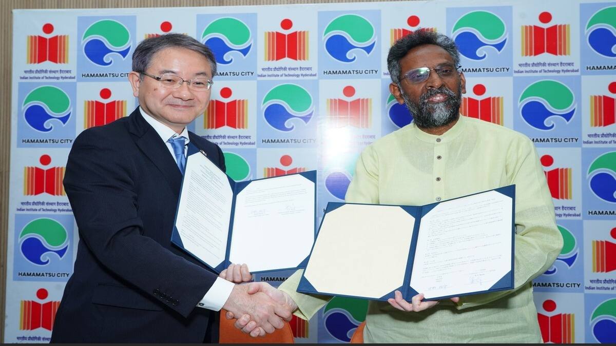 Yusuke Nakano, the mayor of Hamamatsu city along with IIT Hyderabad director B S Murty. (Image source: Official)