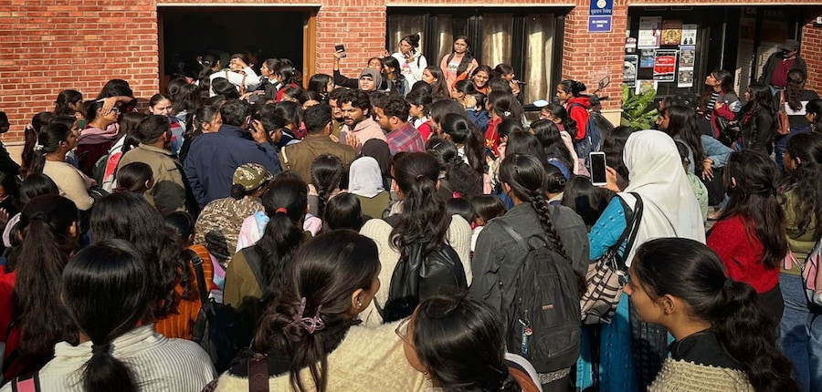 ​सोमवार को एनसीवेब छात्राओं ने कॉलेज प्रशासन के खिलाफ जोरदार प्रदर्शन किया। (इमेज-X/@ibhanuprataps)