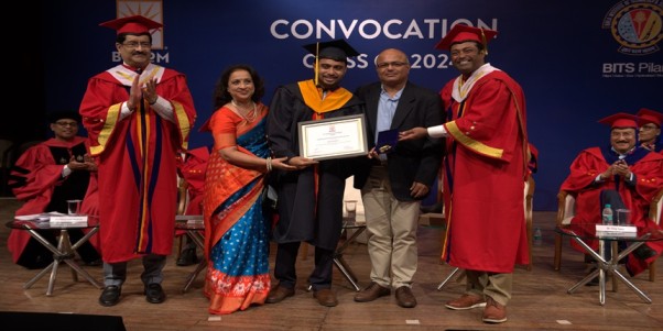 MBA student Akash Junnarkar received the ‘Valedictorian Award’ of BITSoM. (Image: Press Release)