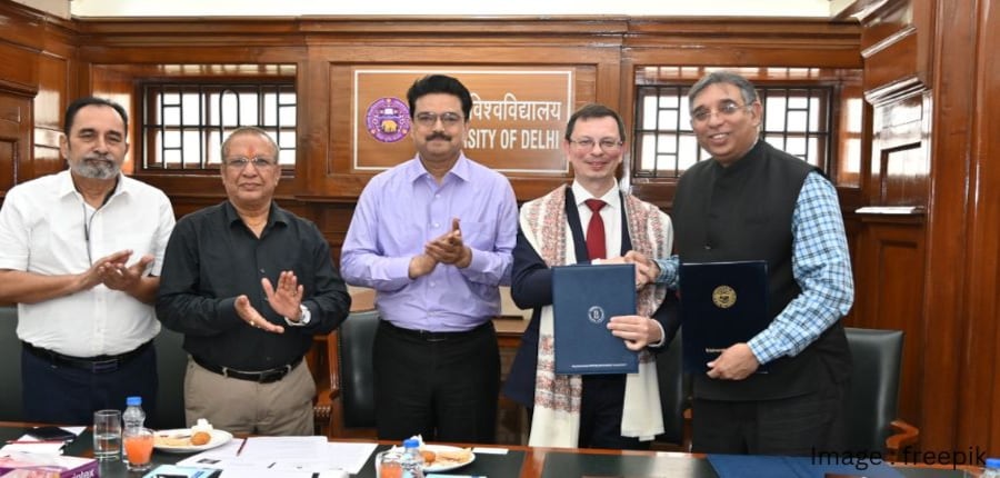 दिल्ली विश्वविद्यालय के कुलपति प्रो. योगेश सिंह कार्यक्रम के दौरान उपस्थित रहे।