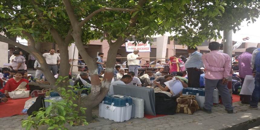 Polling personnel, many of them teachers, collect EVMs, VVPATs at the mandi in Greater Noida in 2019 ( Image : Careers360 )