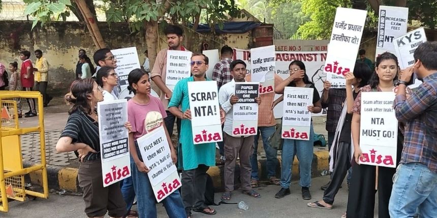 आइसा की अनिश्चितकालीन हड़ताल के 6वें दिन छात्रों ने धर्मेंद्र प्रधान का पुतला फूंका। (इमेज-X/@AISA_tweets)