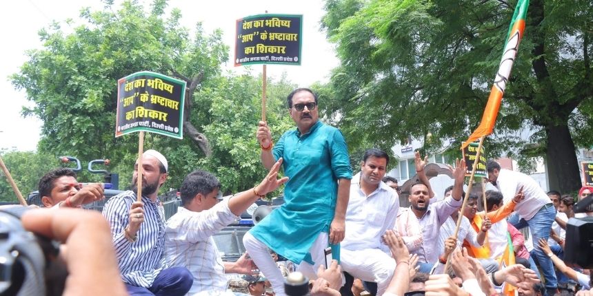 विरोध प्रदर्शन के दौरान दिल्ली भाजपा प्रमुख ने आरोप लगाया, "यह दुर्घटना नहीं, बल्कि हत्या है।" (इमेज-X/@Virend_Sachdeva)