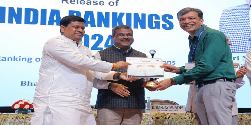 IIT Delhi director Rangan Banerjee receiving the NIRF ranking certificate. (Image: Ministry of Education social media)