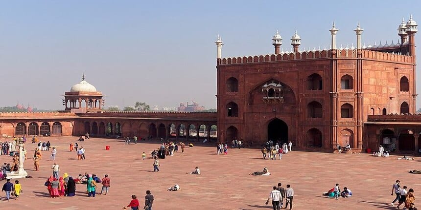 DU students celebrate Raksha Bandhan at Jama Masjid (Image source: wikimediacommons)