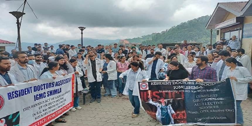 Shimla doctors stage protest against the rape and murder of trainee doctor at RG Kar medical hospital. (Image: X/ @WilliamP1547586)