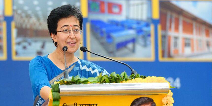आतिशी ने कहा कि 2015 से अब तक दिल्ली सरकार ने 22,711 नए क्लासरूम बनवाए हैं। (इमेज-X/@AtishiAAP)