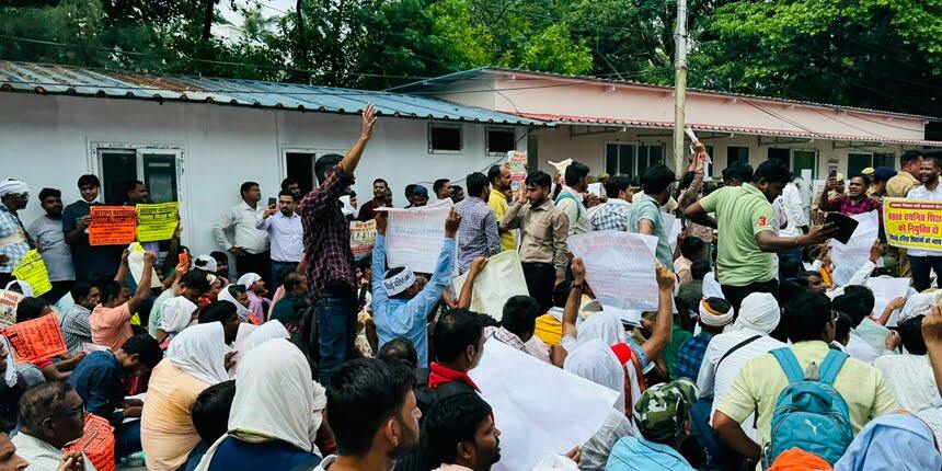 UP teaching aspirants gherao deputy CM's office demanding fresh appointment list. (Image: Amrendra Patel Bahubali/official X account)