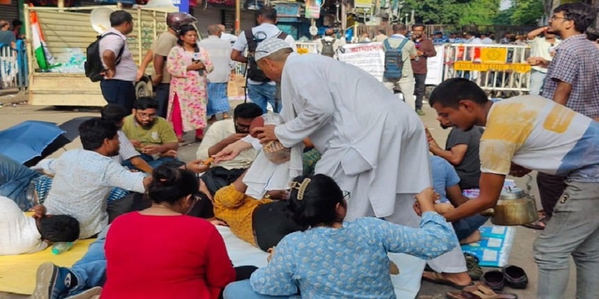 People distributing biscuits and water bottles to protesting junior doctors in Kolkata. (Image: X/@chhuti_is)