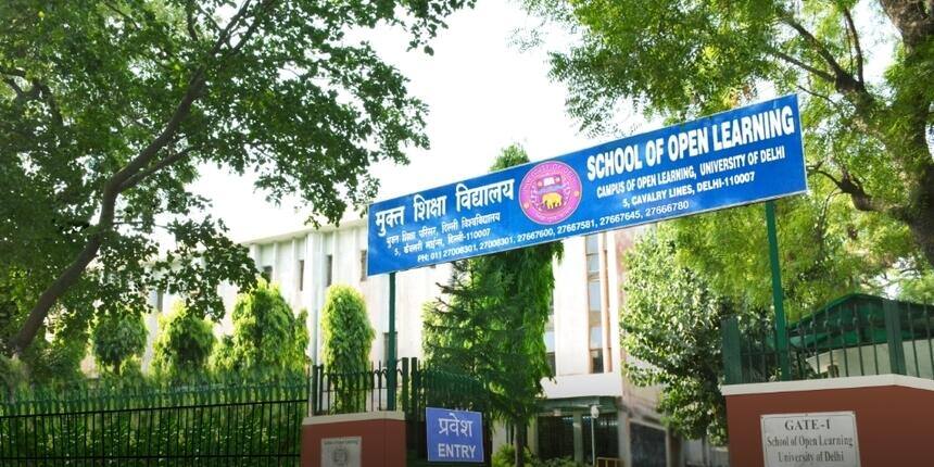 KYS staged protest today demanding rollback of DU SOL fee hike and timely distribution of study material. (Image: Delhi University)