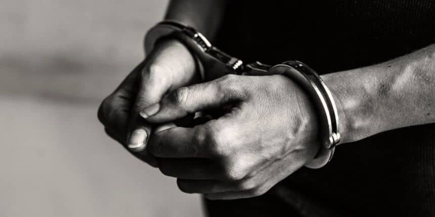 पुलिस ने कार्रवाई करते हुए आरोपी को गिरफ्तार कर लिया है और मामले की जांच जारी है। (प्रतीकात्मक-फ्रीपिक)