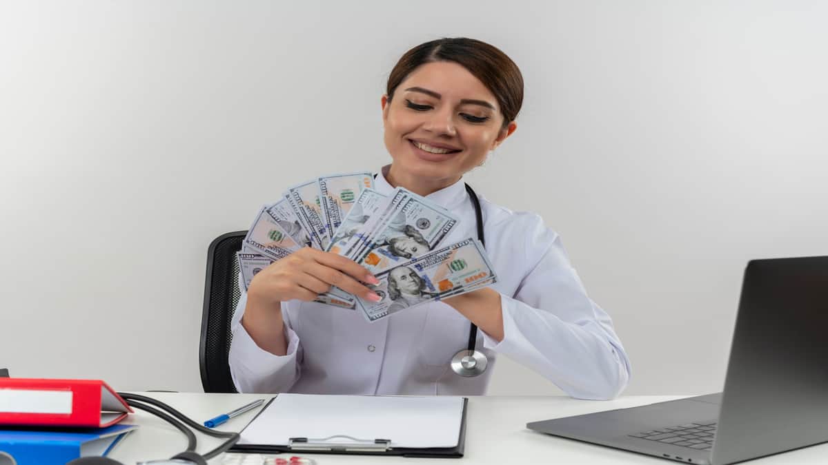 Average Doctor Salary in USA per Month in 2025 (Rupees)
