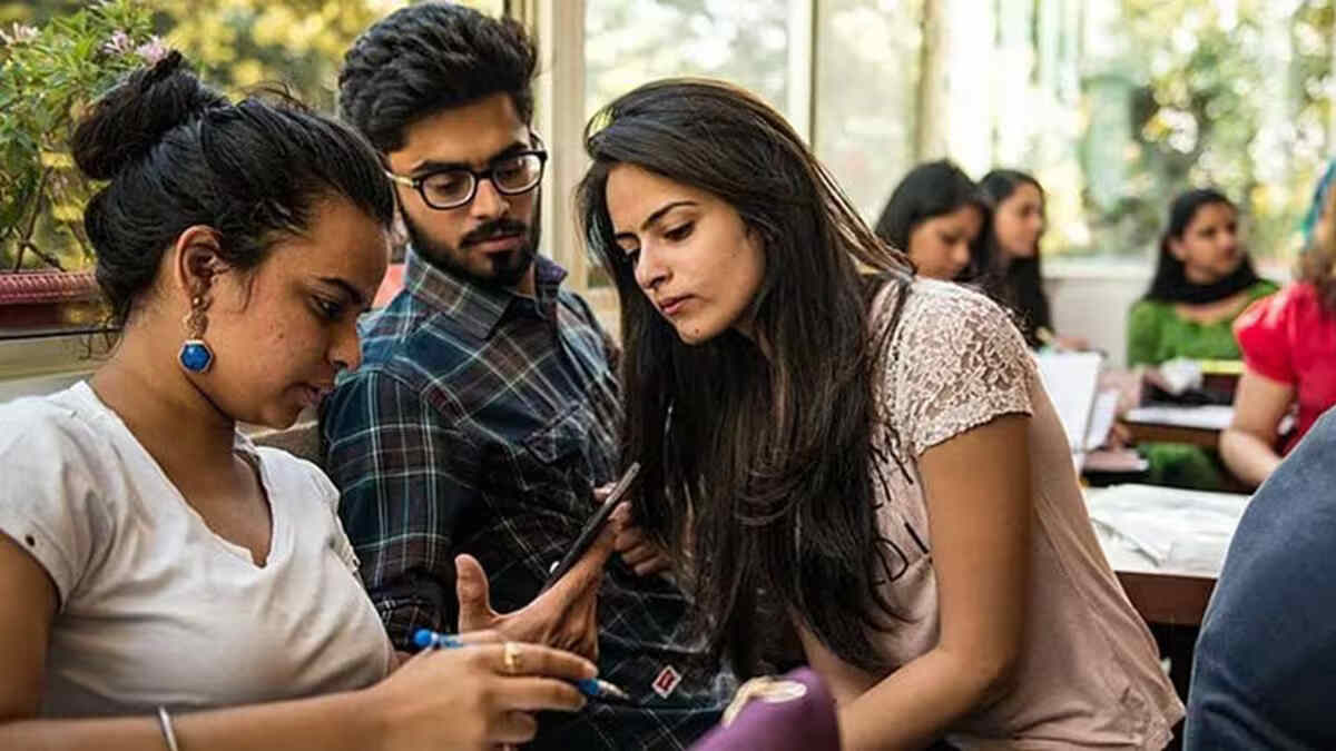 UP Cabinet approves final bid document for the purchase of 25 lakh smartphones for youth. (Representational Image: Freepik)