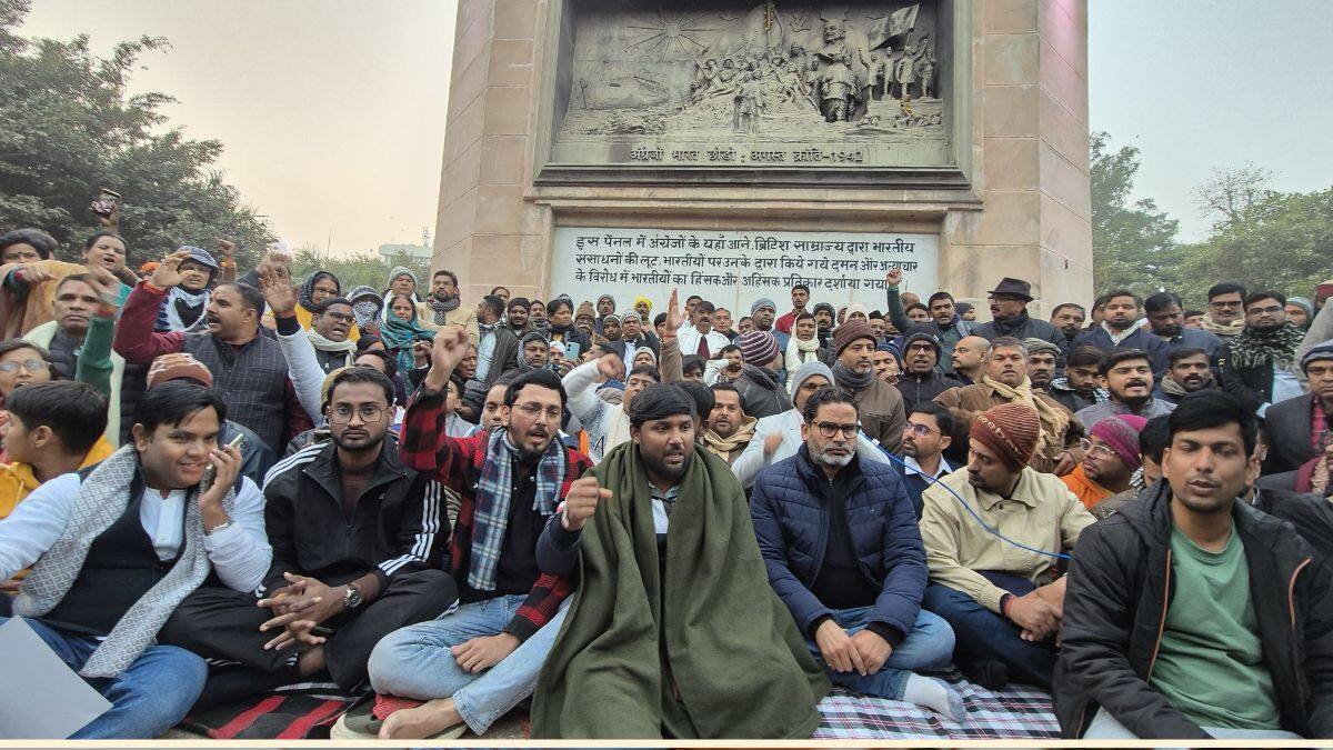 जन स्वराज पार्टी के संस्थापक प्रशांत किशोर गांधी मैदान में बृहस्पतिवार से आमरण अनशन पर बैठे हैं। (स्त्रोत-एक्स/@jansuraajonline)