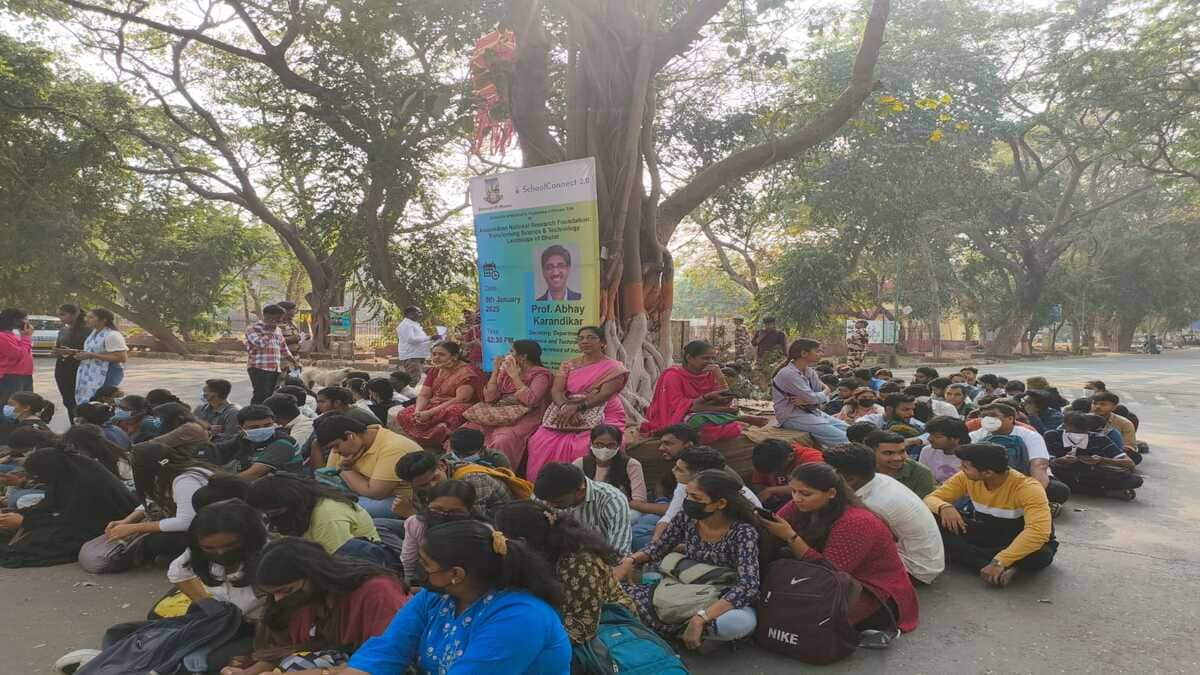 Mumbai University students protesting on campus over being held back for failing in over 5 papers. (Image source: Official)