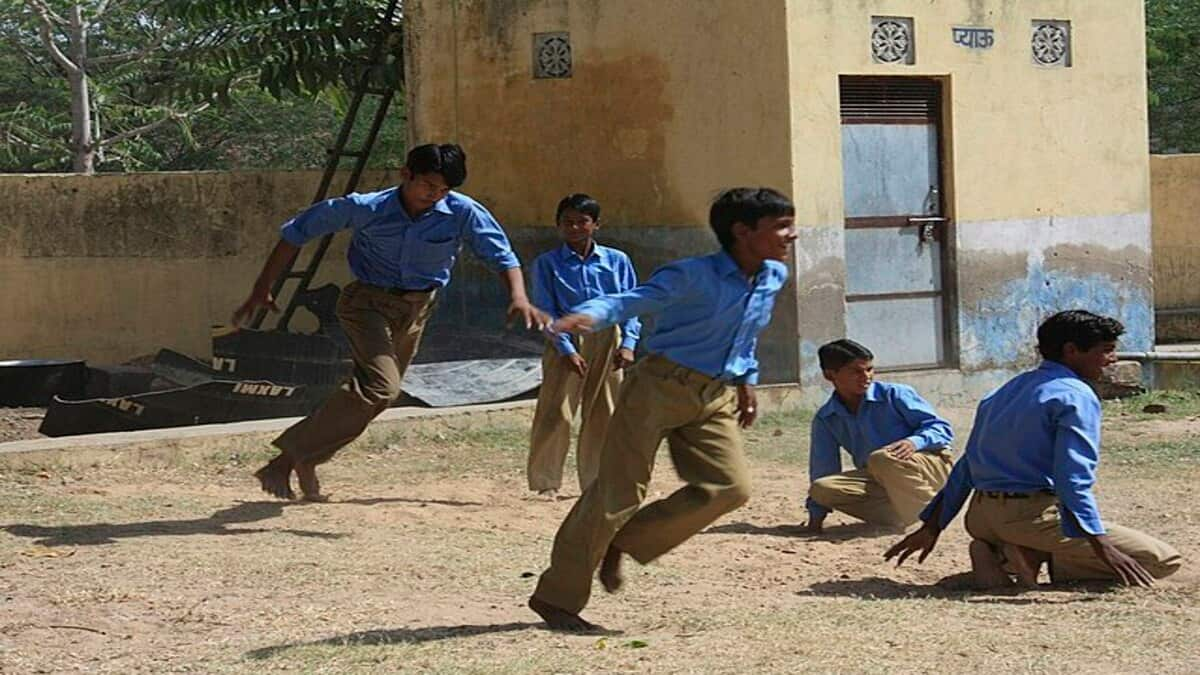 The accused boy was waiting outside the school near a road and suddenly attacked the victim with a knife. (Representational image: Wikimedia Commons)