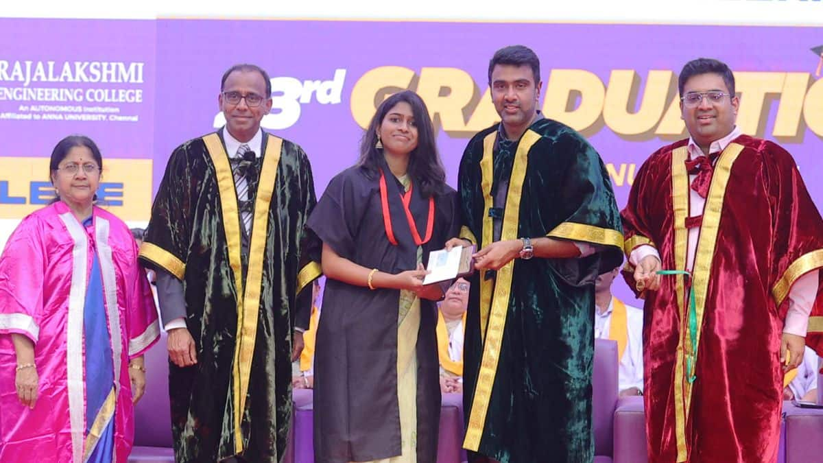 Cricketer Ravichandran Ashwin handing over a certificate and medal to a graduate at the 23rd Graduation Day at Rajalakshmi Engineering College. (Image source: Official)