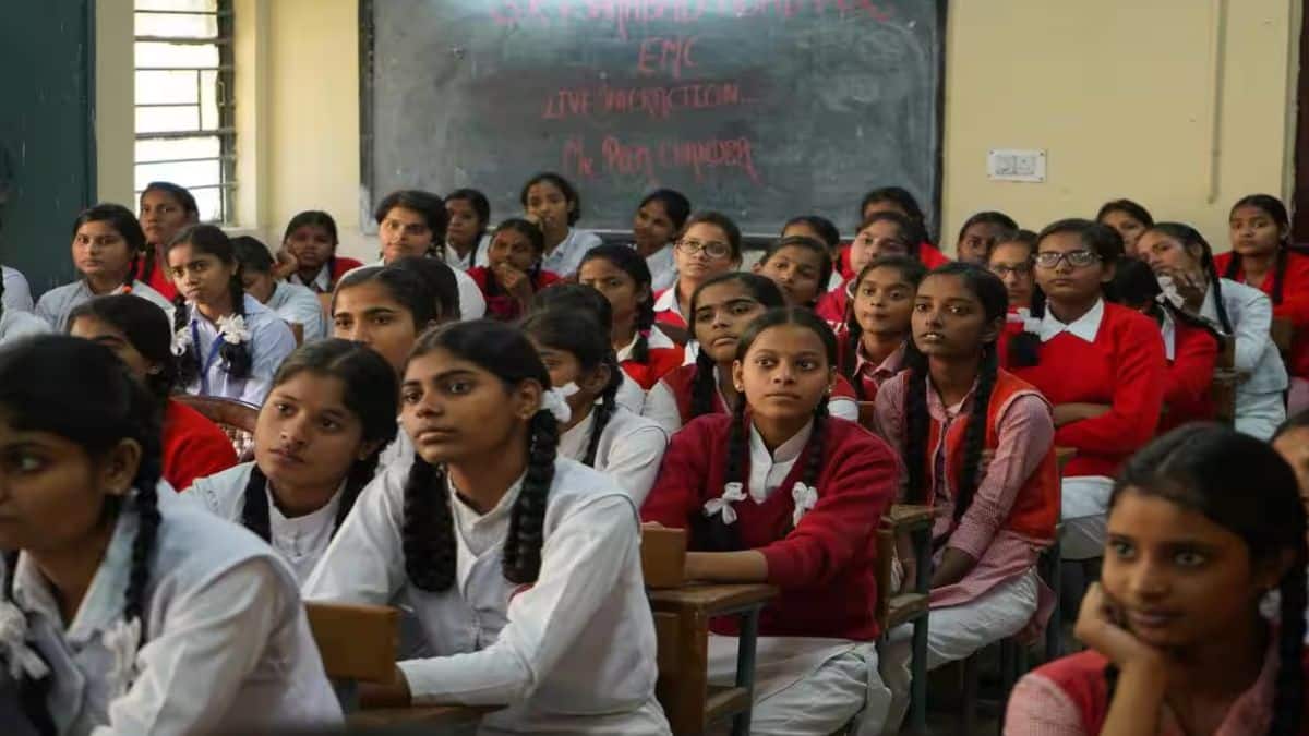 दिल्ली के शिक्षा मंत्री आशीष सूद ने कहा कि दिल्ली के सरकारी स्कूलों में जल्द ही आरएसएस के बारे में पढ़ाया जाएगा। (प्रतीकात्मक-विकिमीडिया कॉमन्स)
