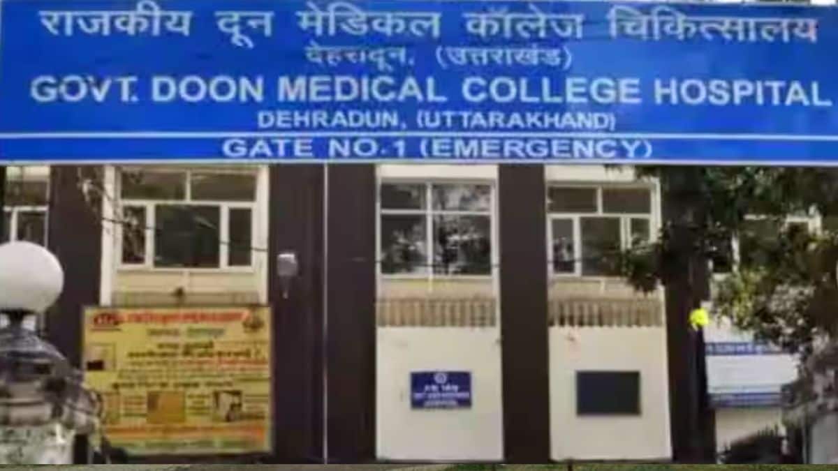 अधिकारियों ने बताया कि आरोपी छात्रों पर जुर्माना भी लगाया गया है। (आधिकारिक वेबसाइट/ दून मेडिकल कॉलेज देहरादून)