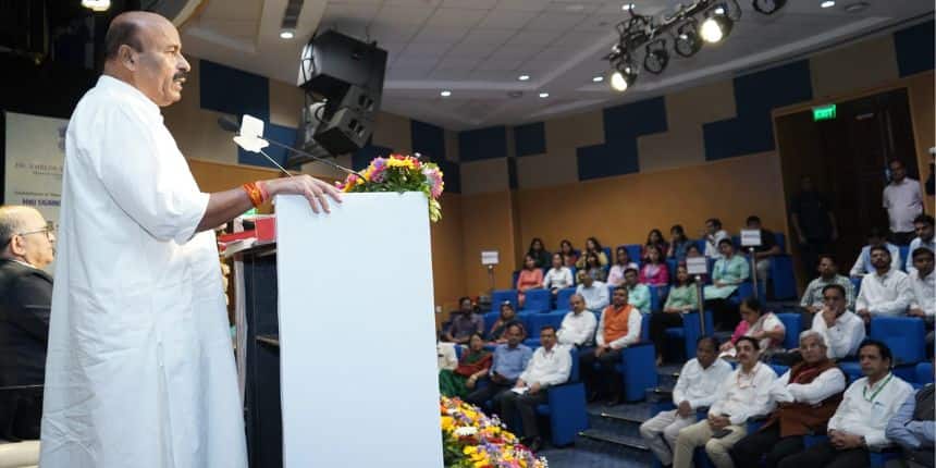 समझौता ज्ञापन हस्ताक्षर कार्यक्रम में तीनों विश्वविद्यालय के कुलपति उपस्थित रहे। (इमेज- आधिकारिक एक्स/@Drvirendrakum13)