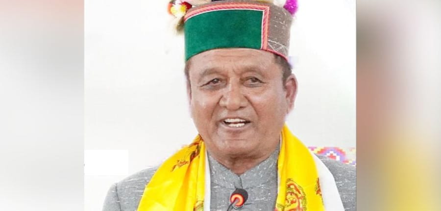 मंत्री ने बताया कि पांच में से केवल एक शिक्षक और एक मल्टी-टास्क वर्कर ही मौजूद थे। (इमेज-आधिकारिक फेसबुक/ जगत सिंह नेगी)