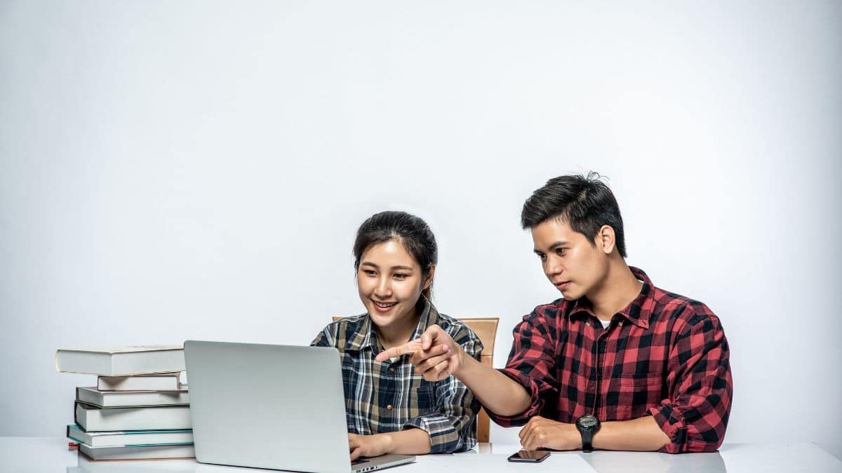 आरआरबी जेई भर्ती 2025 के लिए आवेदन विवरण इस लेख में आगे दिया गया है। (प्रतीकात्मक-फ्रीपिक)