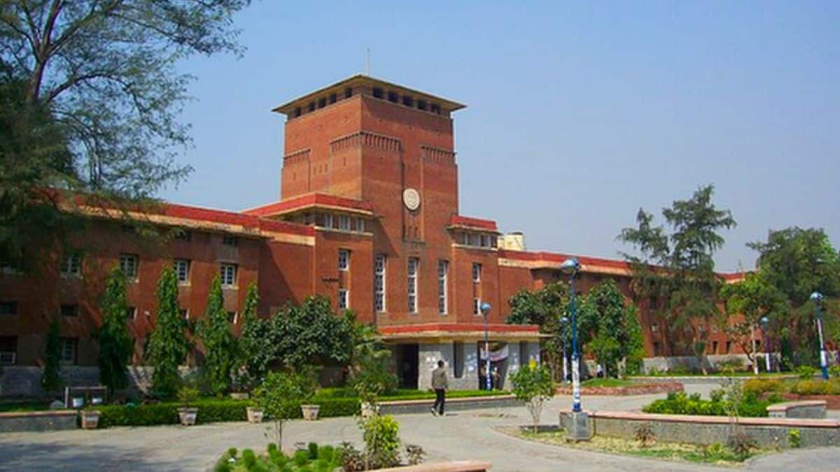 डीयू ने कार्यक्रमों और समारोहों के सुरक्षित और सुचारू संचालन के लिए एडवाइजरी जारी की है।(प्रतीकात्मक-विकिमीडिया कॉमन्स)