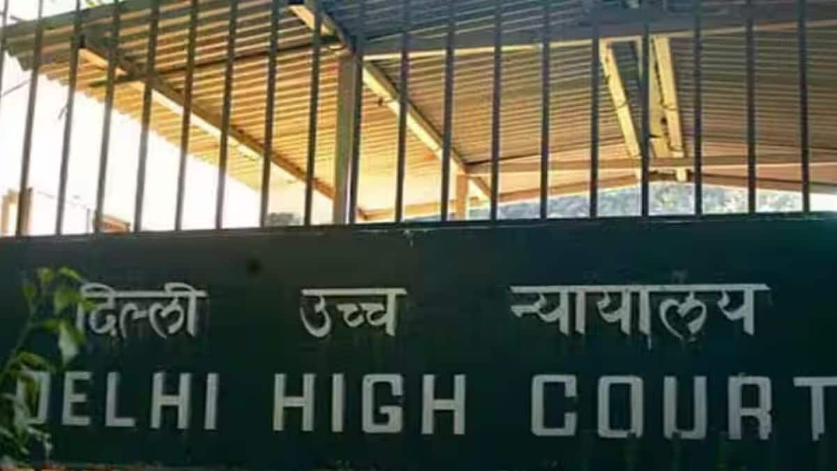 पीठ ने कहा, "एसएससी ऐसा प्रतिबंध नहीं लगा सकता। आयोग इस तरह की अधिसूचना कैसे जारी कर सकता है?" (प्रतीकात्मक-विकिमीडिया कॉमन्स)