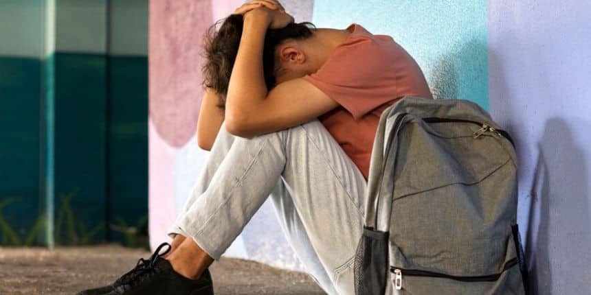 महाराष्ट्र के एक आवासीय विद्यालय में दो छात्रों ने आत्महत्या कर ली। (प्रतीकात्मक-फ्रीपिक)