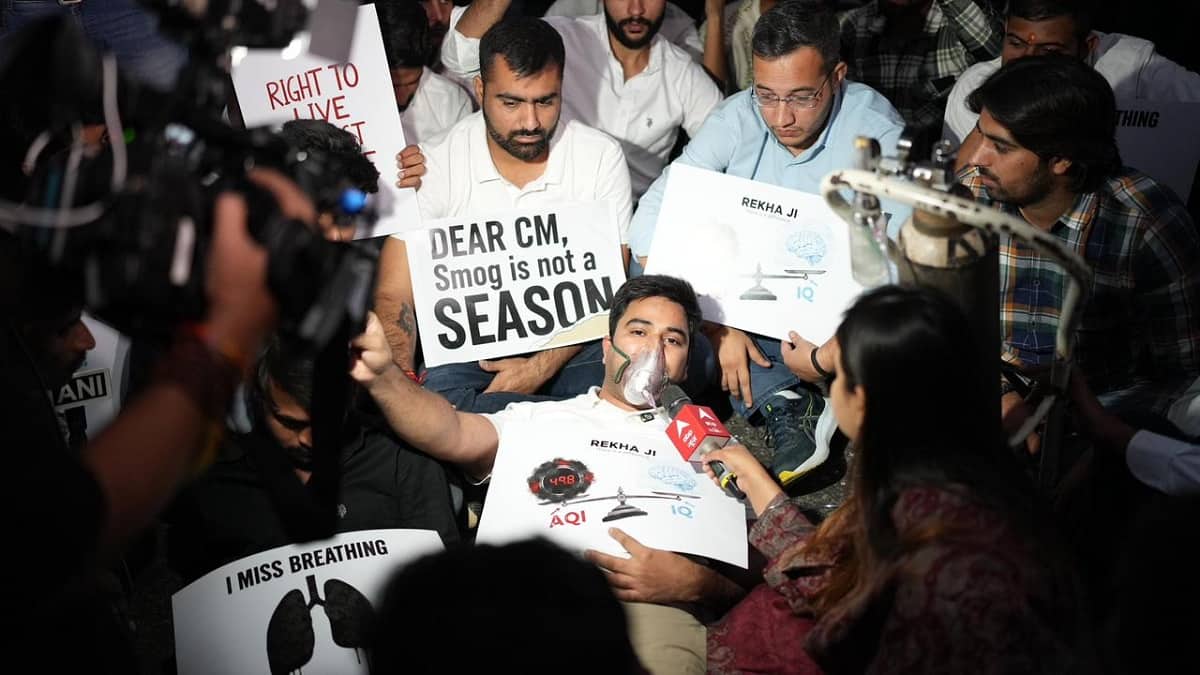 NSUI students held placards that read “Clean Air is our basic right” and “I miss breathing” outside Delhi CM Rekha Gupta's residence. (Image: Official)