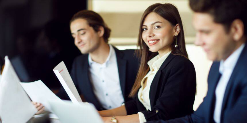 रिपोर्ट में कहा गया कि 2024 की तुलना में महिला कार्यबल की भागीदारी 30-35 प्रतिशत बढ़ी है। (प्रतीकात्मक-फ्रीपिक)