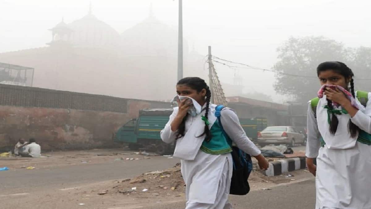 Most schools are not enforcing mask usage, director of coaching federation express concerns. (Representational image: X)