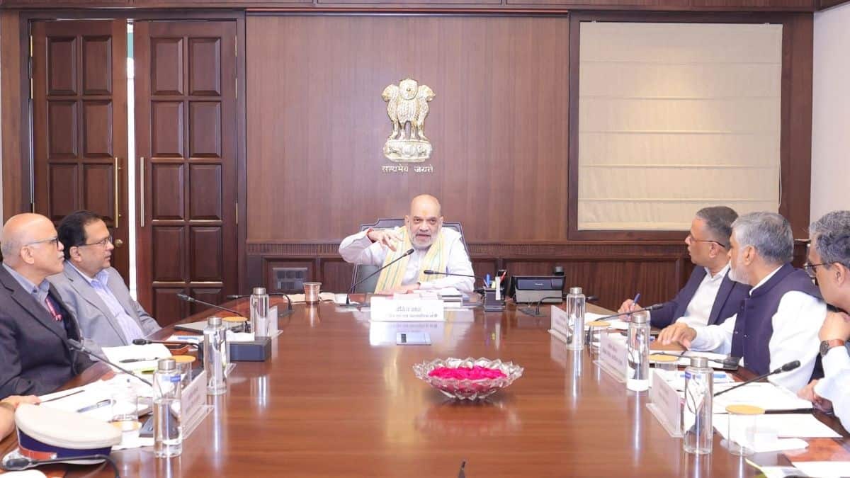 केंद्रीय गृहमंत्री अमित शाह ने कहा कि गुजरात का मोतीभाई चौधरी सागर सैनिक स्कूल भारतीय सशस्त्र बलों में सेवा का मार्ग प्रशस्त करेगा। (इमेज सोर्स - @AmitShah)