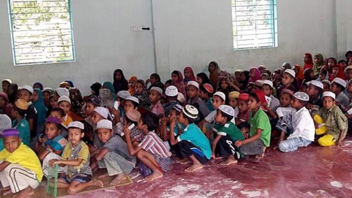 अलीगढ़ जिला प्रशासन ने सभी मदरसा शिक्षकों के लिए बायोमेट्रिक अटेंडेंस अनिवार्य कर दी है। (प्रतीकात्मक-विकिमीडिया कॉमन्स)