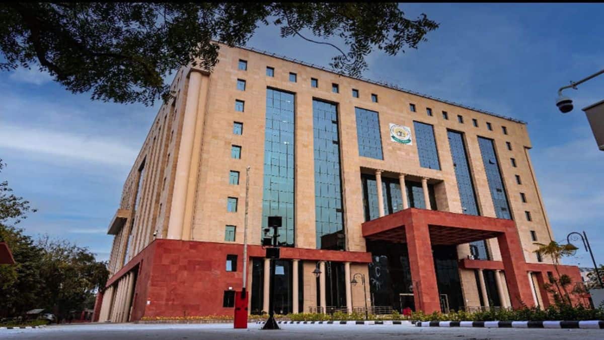 सीबीएसई की दो मेंबर वाली जांच कमेटी ने अमायरा के मामले में गंभीर लापरवाही पाई है। (इमेज-एक्स/@cbseindia29)