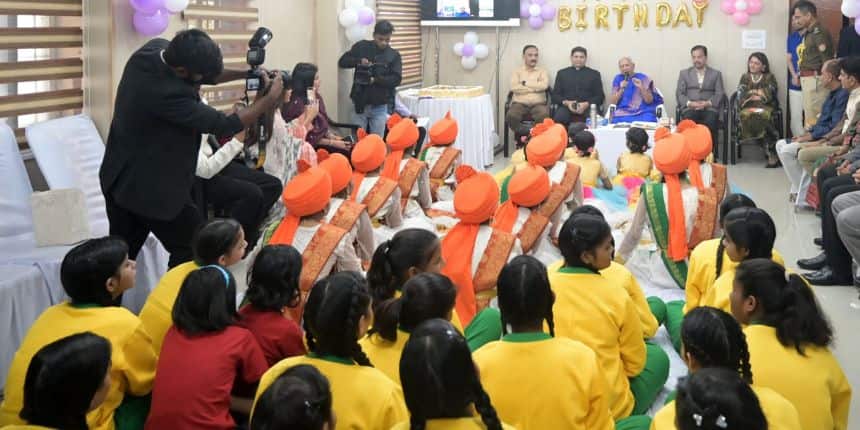 राज्यपाल ने बालिकाओं से कहा कि वे उन्हें जन्मदिन का उपहार देने के तौर पर यह वादा करें कि वे मन लगाकर पढ़ाई करेंगी। (इमेज-आधिकारिक एक्स/ @GovernorofUp)