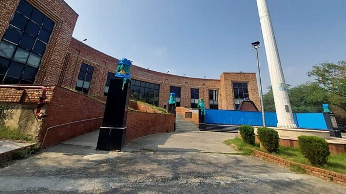 जेएनयू प्रशासन की ओर से इस संबंध में फिलहाल कोई आधिकारिक प्रतिक्रिया नहीं मिली। (प्रतीकात्मक-विकिमीडिया कॉमन्स)