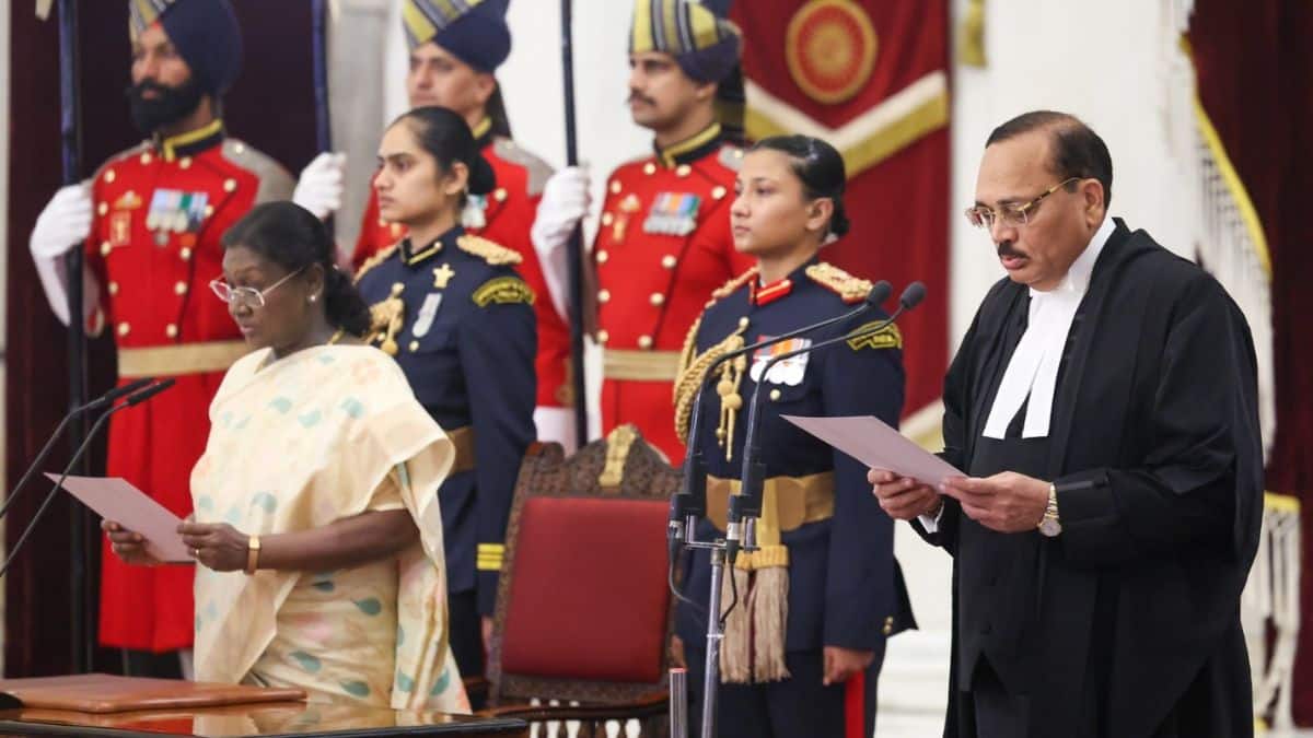 राष्ट्रपति द्रौपदी मुर्मू ने राष्ट्रपति भवन में एक समारोह में न्यायमूर्ति सूर्यकांत को शपथ दिलाई। (इमेज-एक्स/@narendramodi)