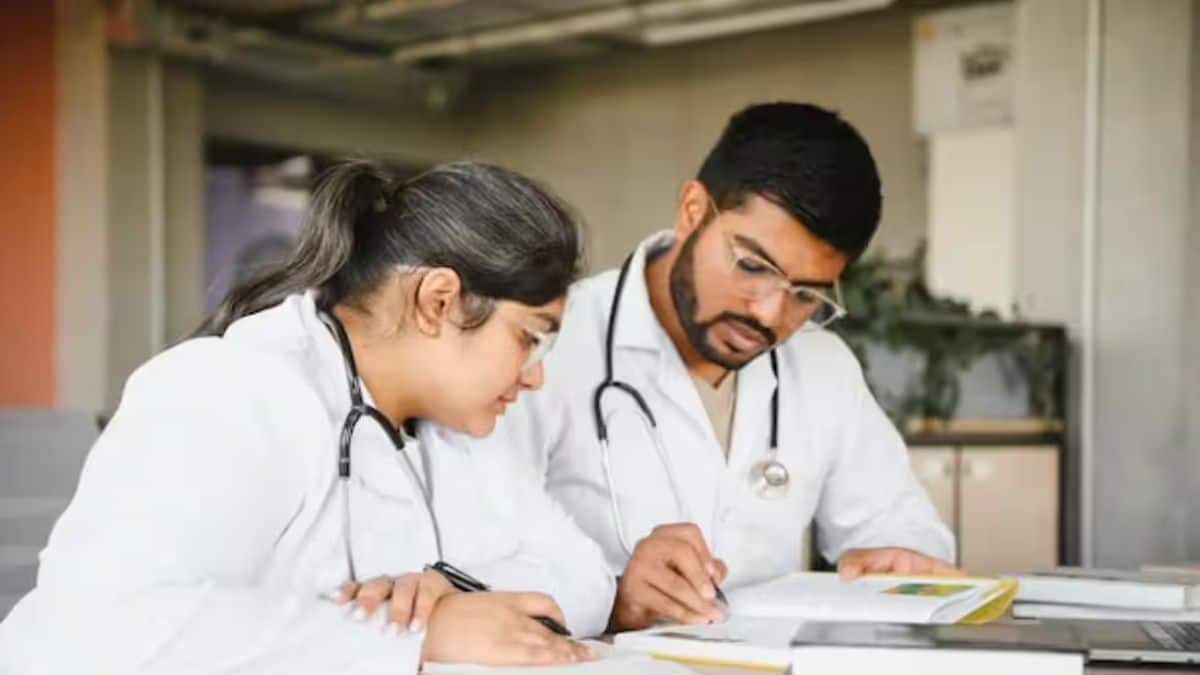 एचपी नीट पीजी राउंड 2 का संशोधित शेड्यूल जारी कर दिया है। खाली सीटों की लिस्ट 3 दिसंबर को जारी की जाएगी। (प्रतीकात्मक-फ्रीपिक)