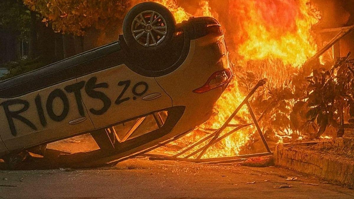 सैकड़ों स्टूडेंट्स ने एडमिनिस्ट्रेशन पर लापरवाही का आरोप लगाते हुए कैंपस में तोड़फोड़ की। (इमेज-एक्स/@hewh0knows)